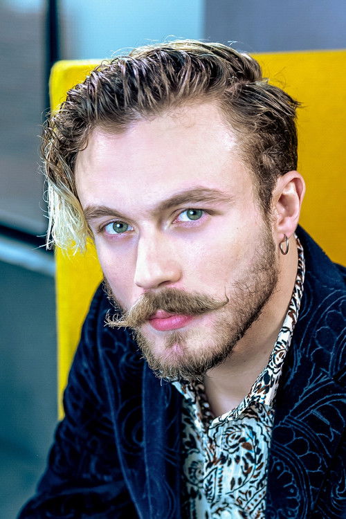 Briek Lesage as Vic Vincke