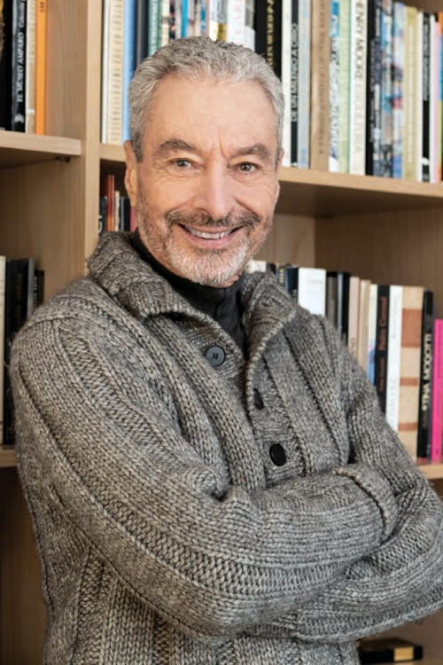 César Costa as Víctor