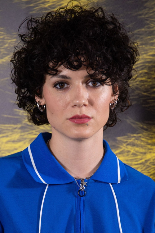 Carolina Miragaia as L