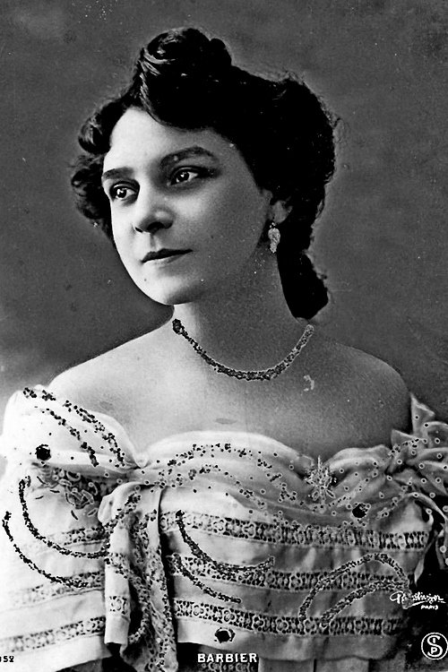 Charlotte Barbier-Krauss as Jeanne's mother