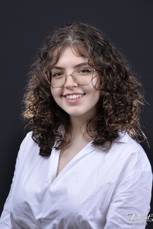 İdil Çenberci as Friend