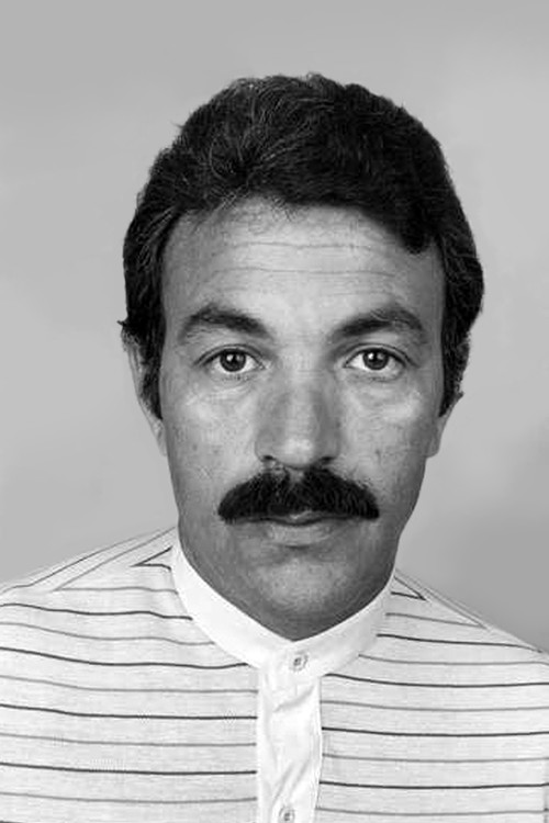 Mohamed Chouikh as Arezki
