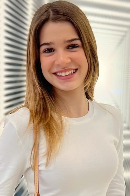 Lavinya Ünlüer as Mila Aksak