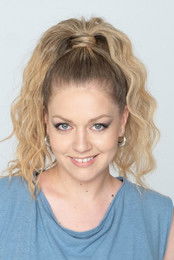 Melina Vampoula as Roza Kampiti