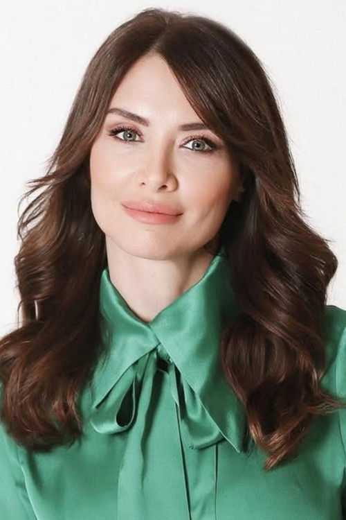 Nefise Karatay as Karanfil/Melek