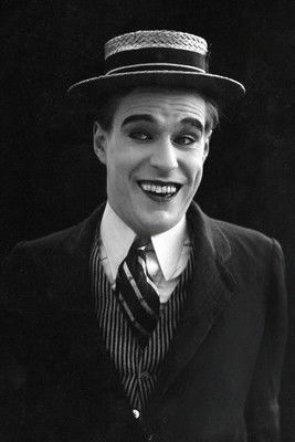 Walter Forde as Pianist at Wedding