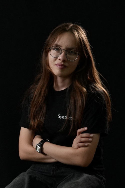 Diana Caballero as Policía / Guitarrista / Cavernícola / Pasajera