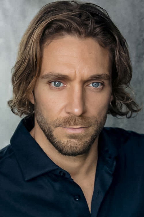 Ben Silver as Carter Bronx