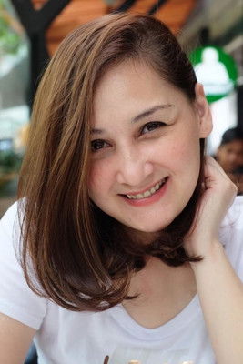 Mona Ratuliu as Wanita di KRL