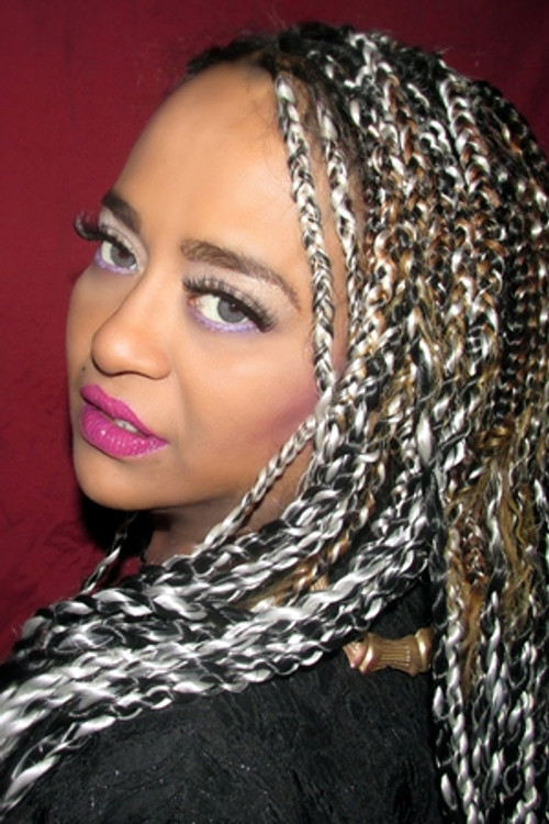 Ruth Vazquez as Cantante