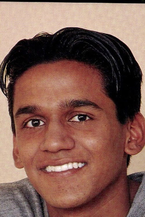 Kumaran Ganeshan as Boyband Mitglied