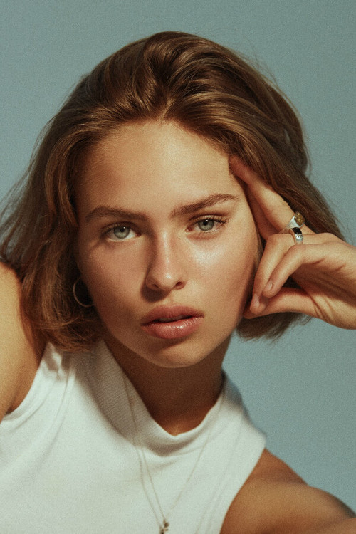 Ninalotte Roose as Astrid