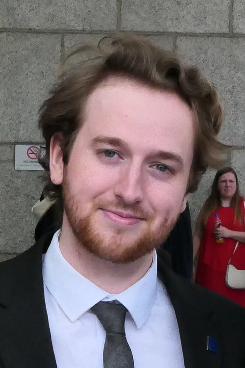 Matthew Vivian as Curtis