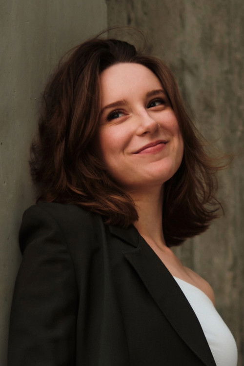 Gillian Ficarra as Beverly