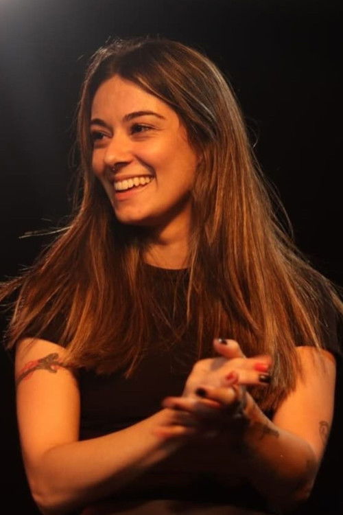 Vitoria gomes as Paula