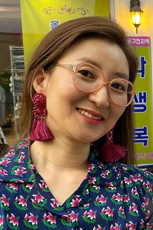 Kang Sook as Hee-jin's mom