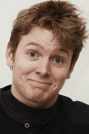 Mads Holm as Komiker