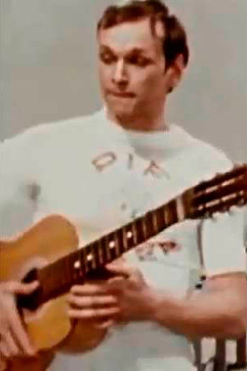 S. Tetenkin as парень с гитарой