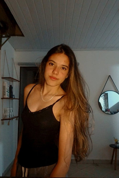 Duda Belchior as Adolescente 2