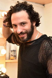 Rick De la Torre as The Sconhecidos