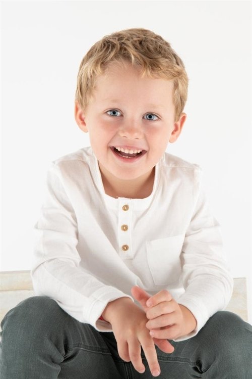 Corentin Guillot as Léo