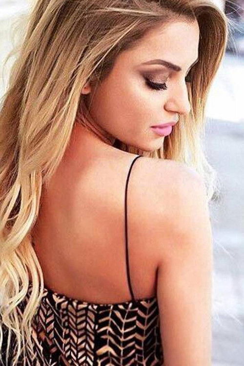 Argyro Gatou as Tonia