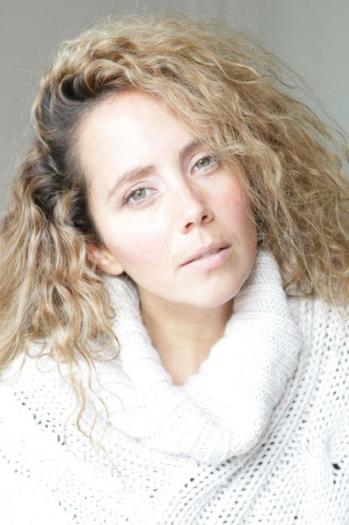 Candice Ford as Petite amie de Simon