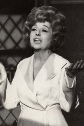 Mária Mezey as Perlakyné
