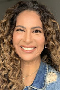 Michele Muniz as Léia