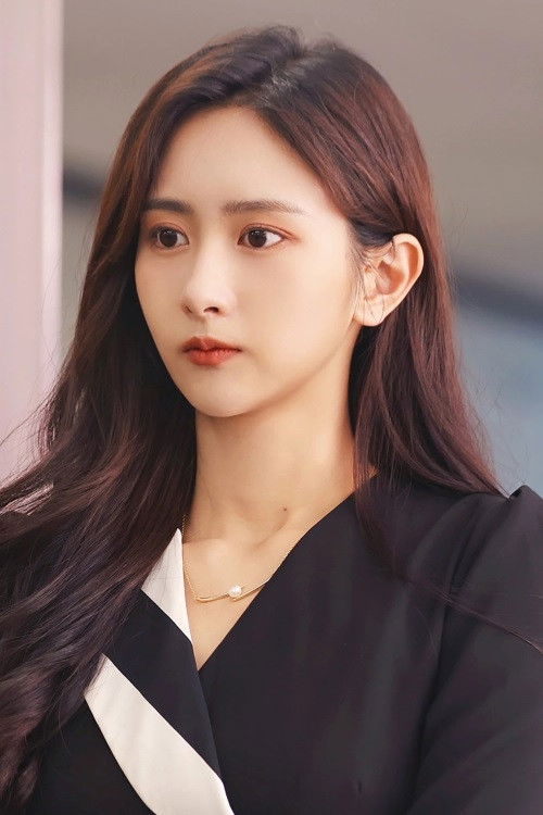 He Ziqi as He Lanxue