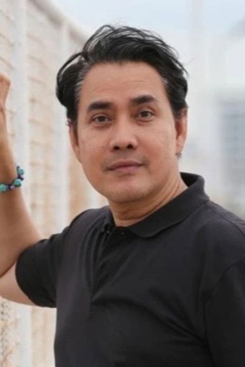 Apirak Chaipanha as Sittichol's Friend 1