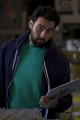 Philip Quinaz as Aron