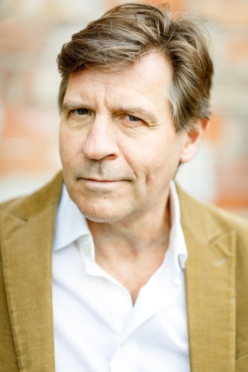 Mike Davies as Le jeune gendarme