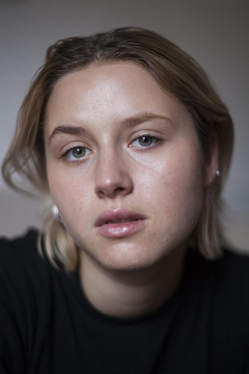 Tallulah Cassavetti as Esther