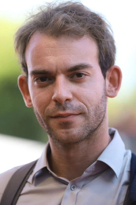 João Pedro Mamede as Henrique (voice)