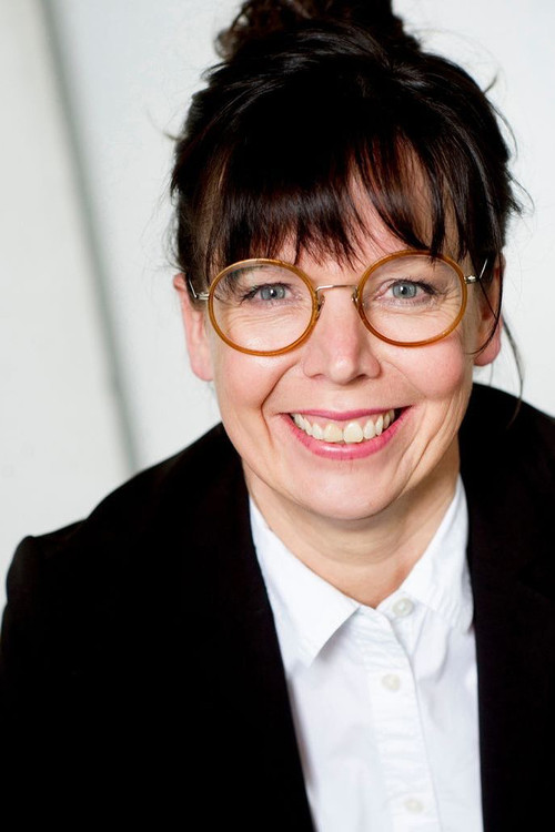 Edith Konrath as Bürgermeisterin Traudl