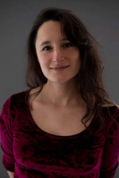 María Elvira Reymond as Elkika Cashier