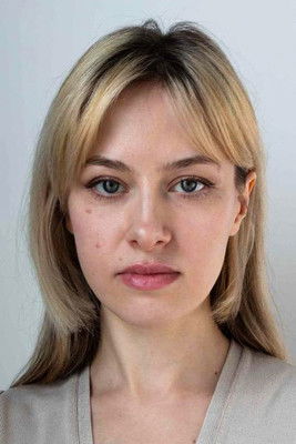 Elena Bushueva as Employee