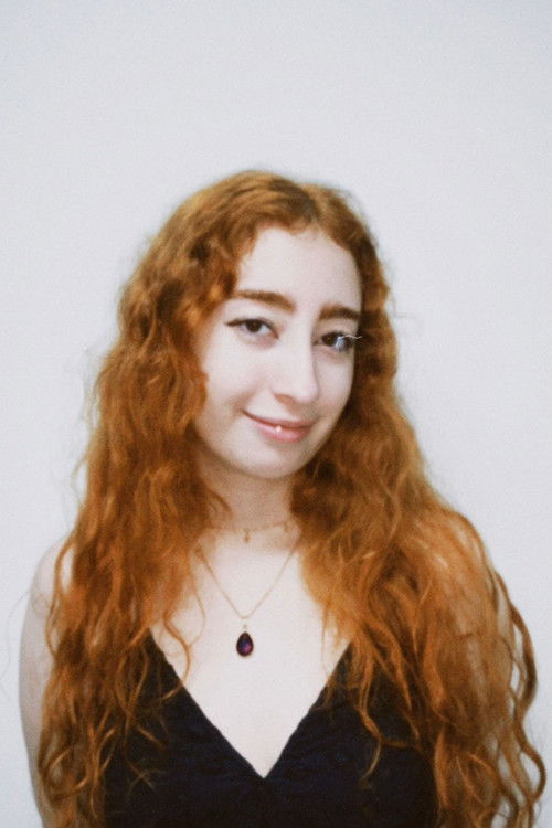 Leli Queiroz as Cora's Friend