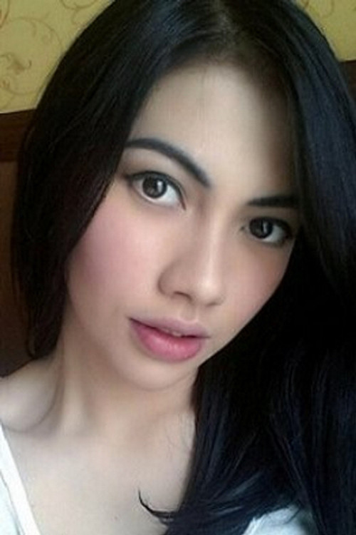 Kezia Karamoy as Dina