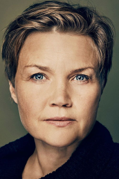 Tine Gotthelf as Overlæge