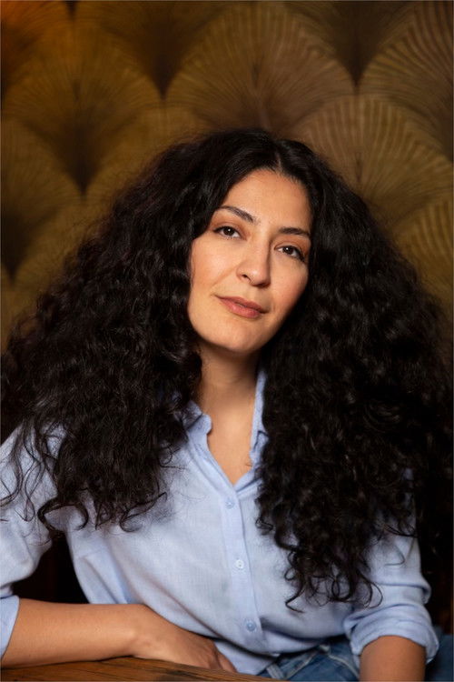 Atina Tabé as Die persische Natter