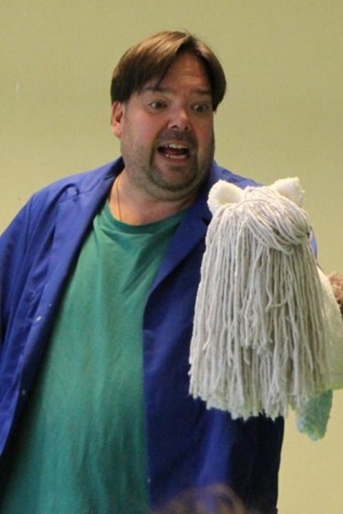 Pim van Alten as Vader Pluis