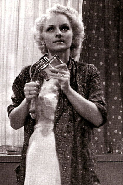 Giuliana Gianni as Commessa