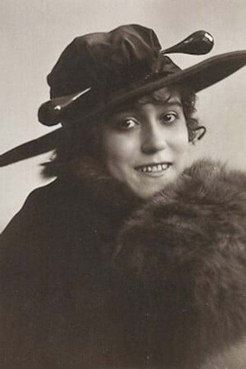 Leontine Kühnberg as Bettina - seine Frau / Luna - seine Tochter