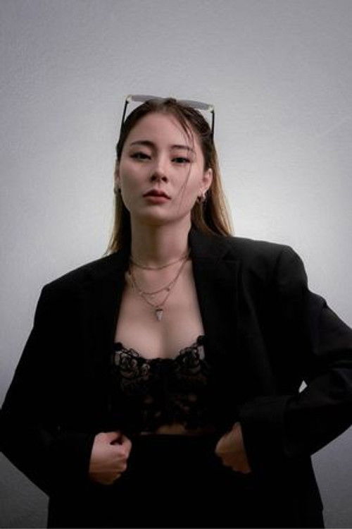 Aom Kanyapak Pornsiripitak as Cha