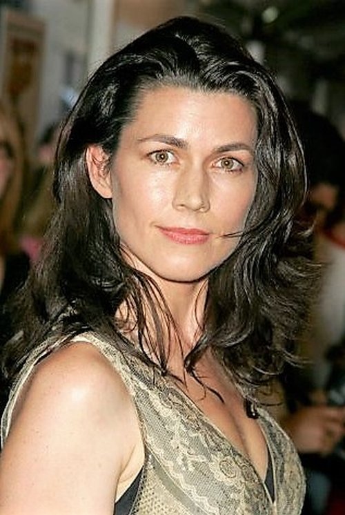 Arabella Holzbog as Sara Foster