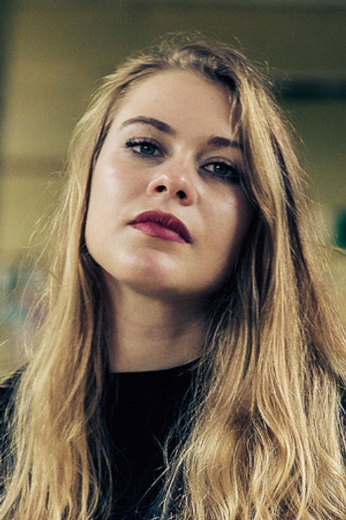 Lison Boulain as Candice