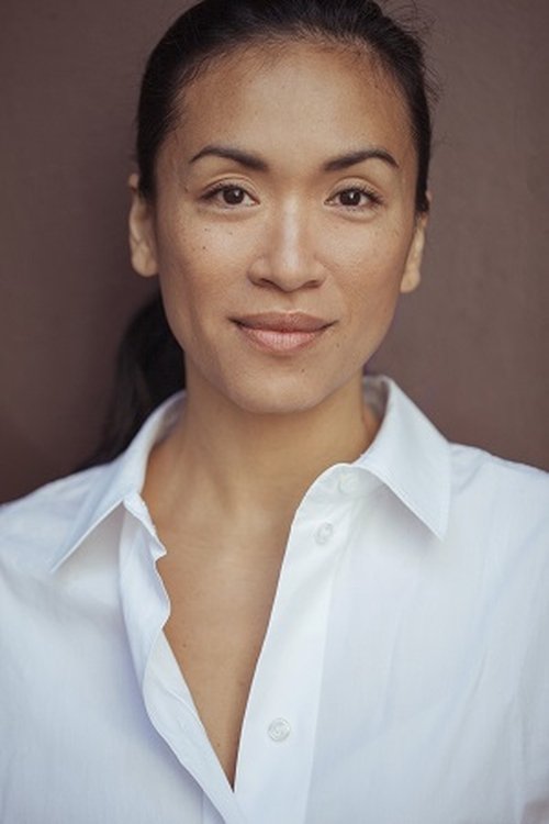 Maria McClurg as Les soeurs asiatiques