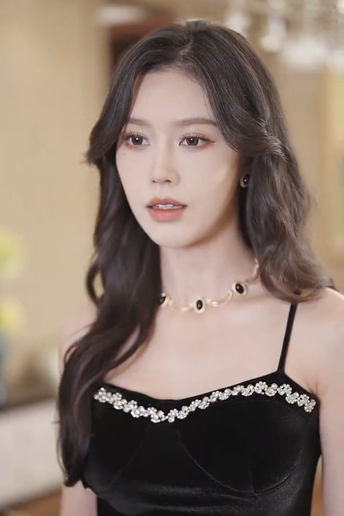 Xue Ziqi as 梁冰妍